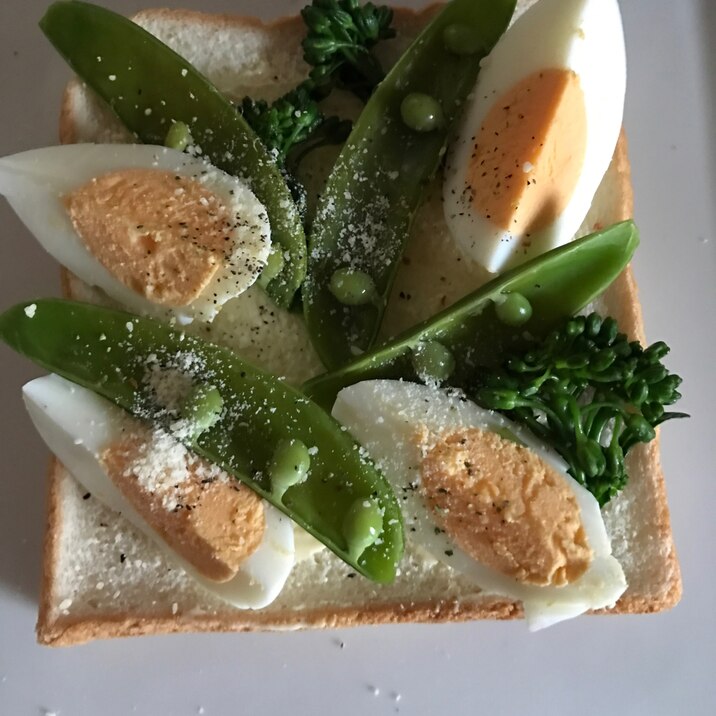 春野菜とゆで卵の粉チーズトースト